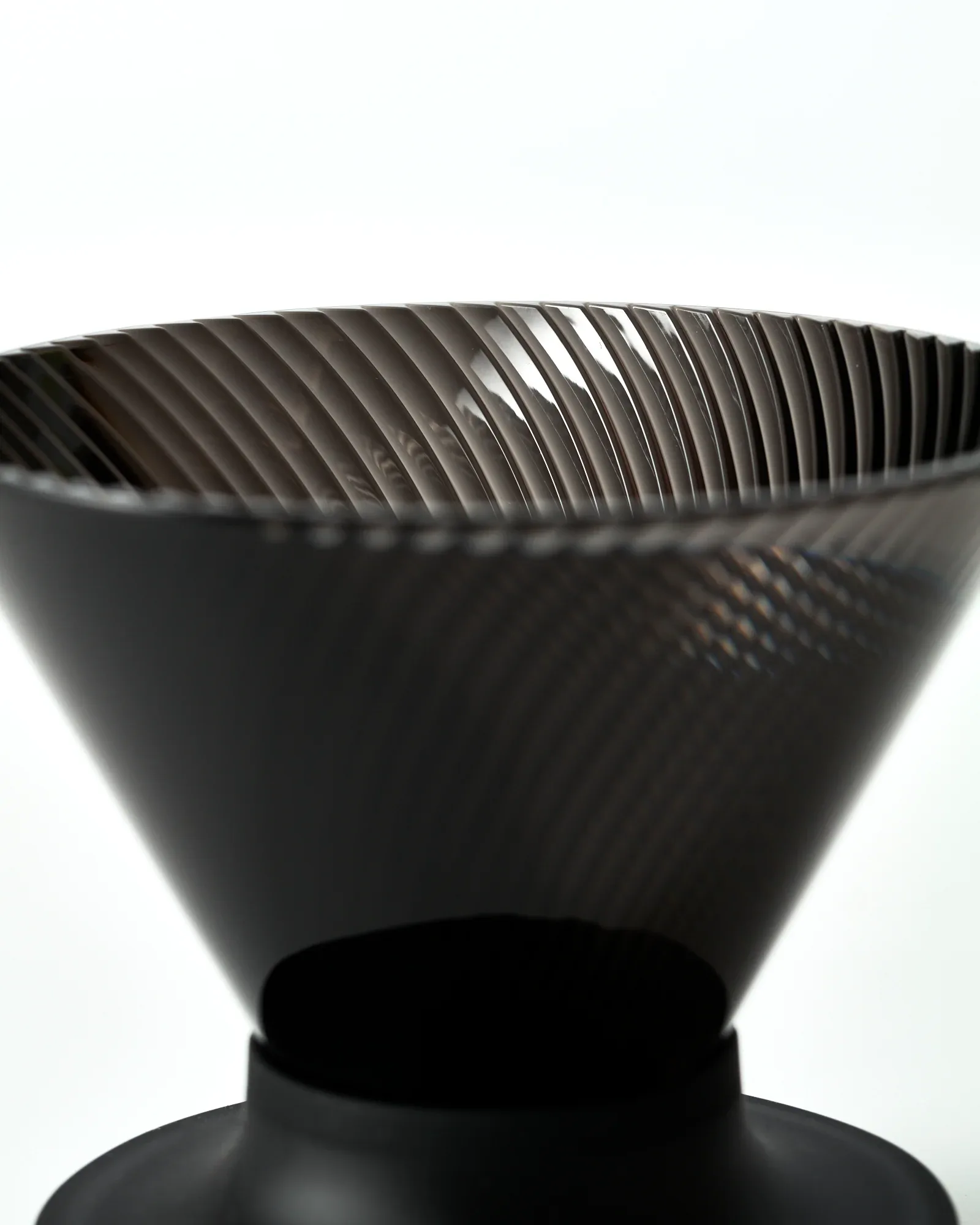 V60 NEO 내부의 극세 스파이럴 리브 클로즈업