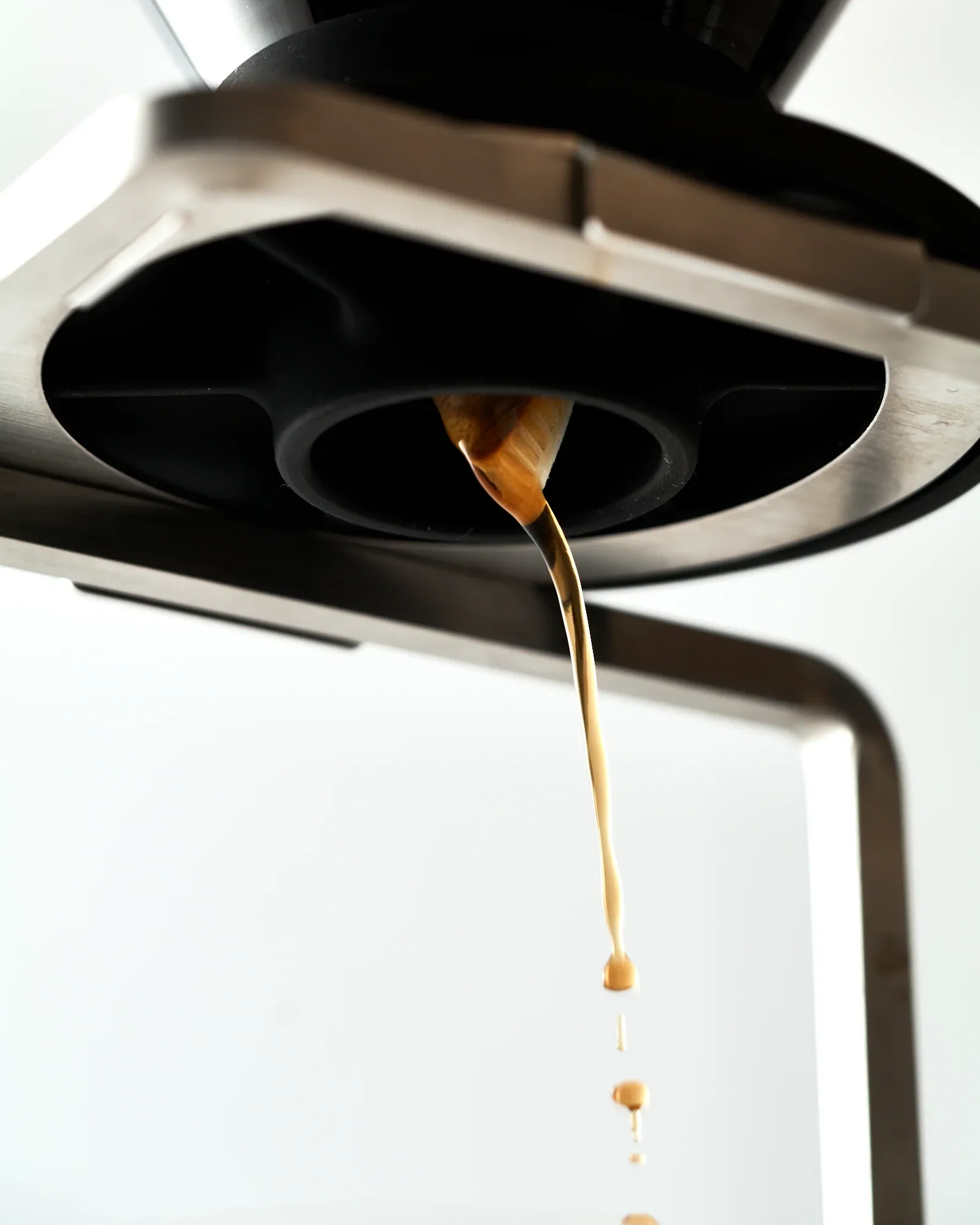 V60 NEO로 커피가 빠르게 추출되는 모습