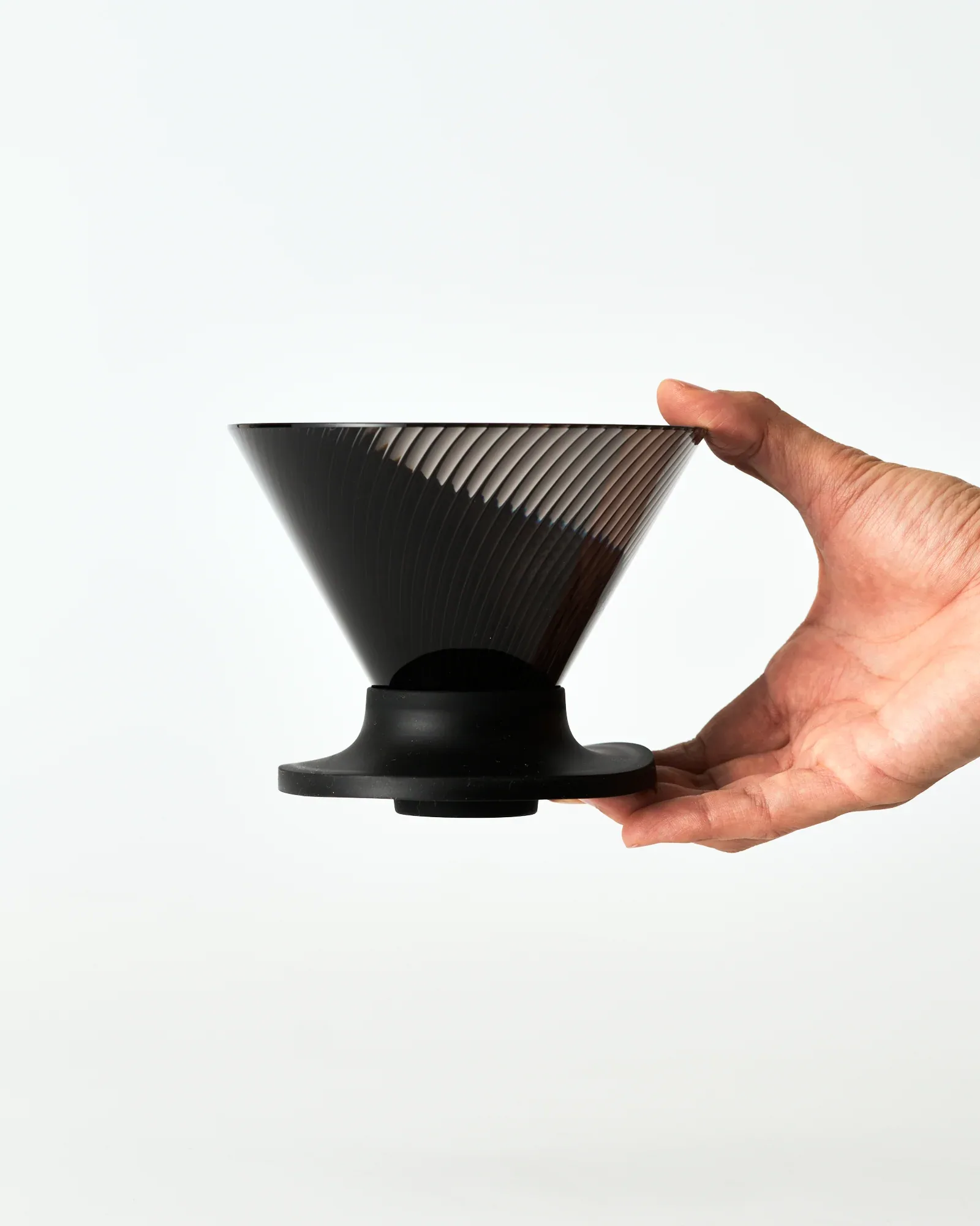 손으로 V60 NEO를 든 모습