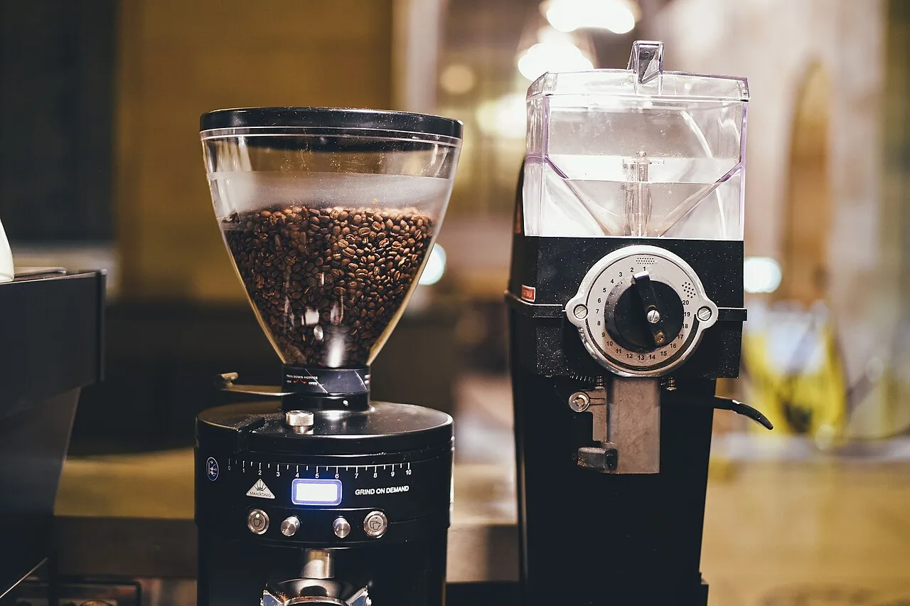 豆を挽くコーヒーグラインダー