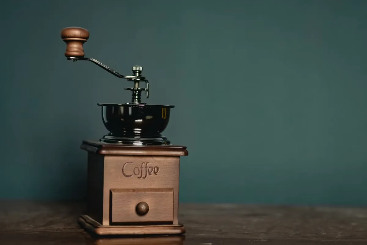 브라운·블랙 컬러의 수동 커피 그라인더
