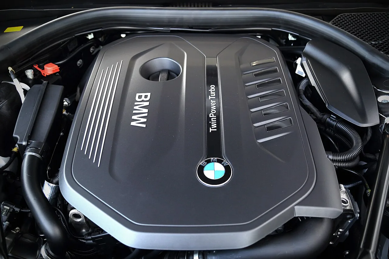 BMW 740iのエンジンルームに縦長に置かれた直列6気筒