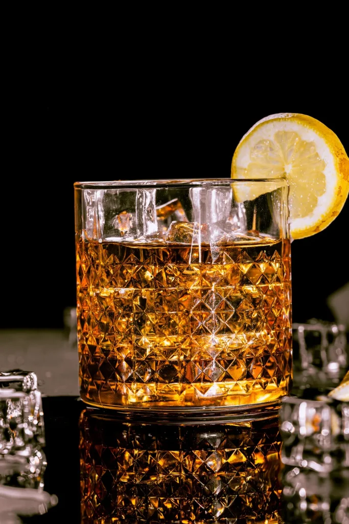 레몬을 곁들인 위스키 하이볼 한 잔